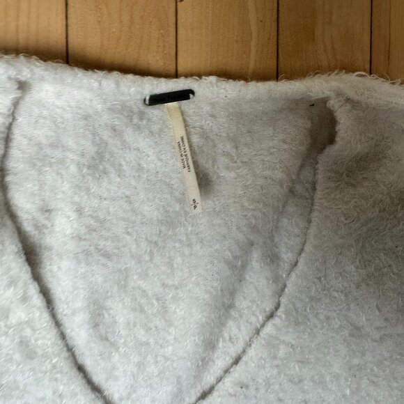 FREE PEOPLE Creamy White Eyelash Soft Cropped V Neck Sweater Size Small - Picture 4 of 10